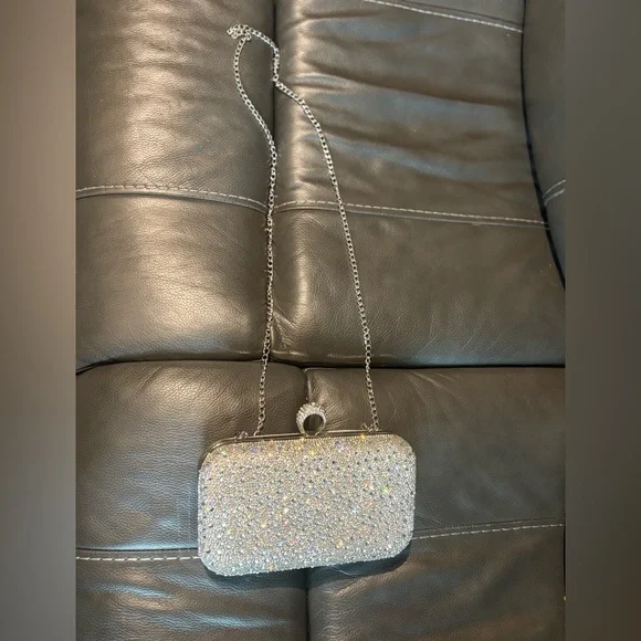 Silver Clutch with adjustable strap, very pretty
Used for prom once
Smokefree - Picture 1 of 2